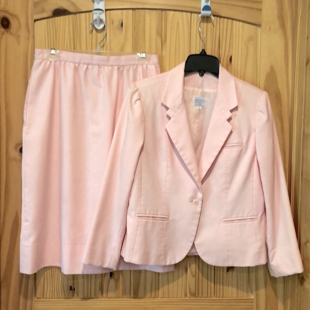 Classic Women's Pink Skirt Suit Set by